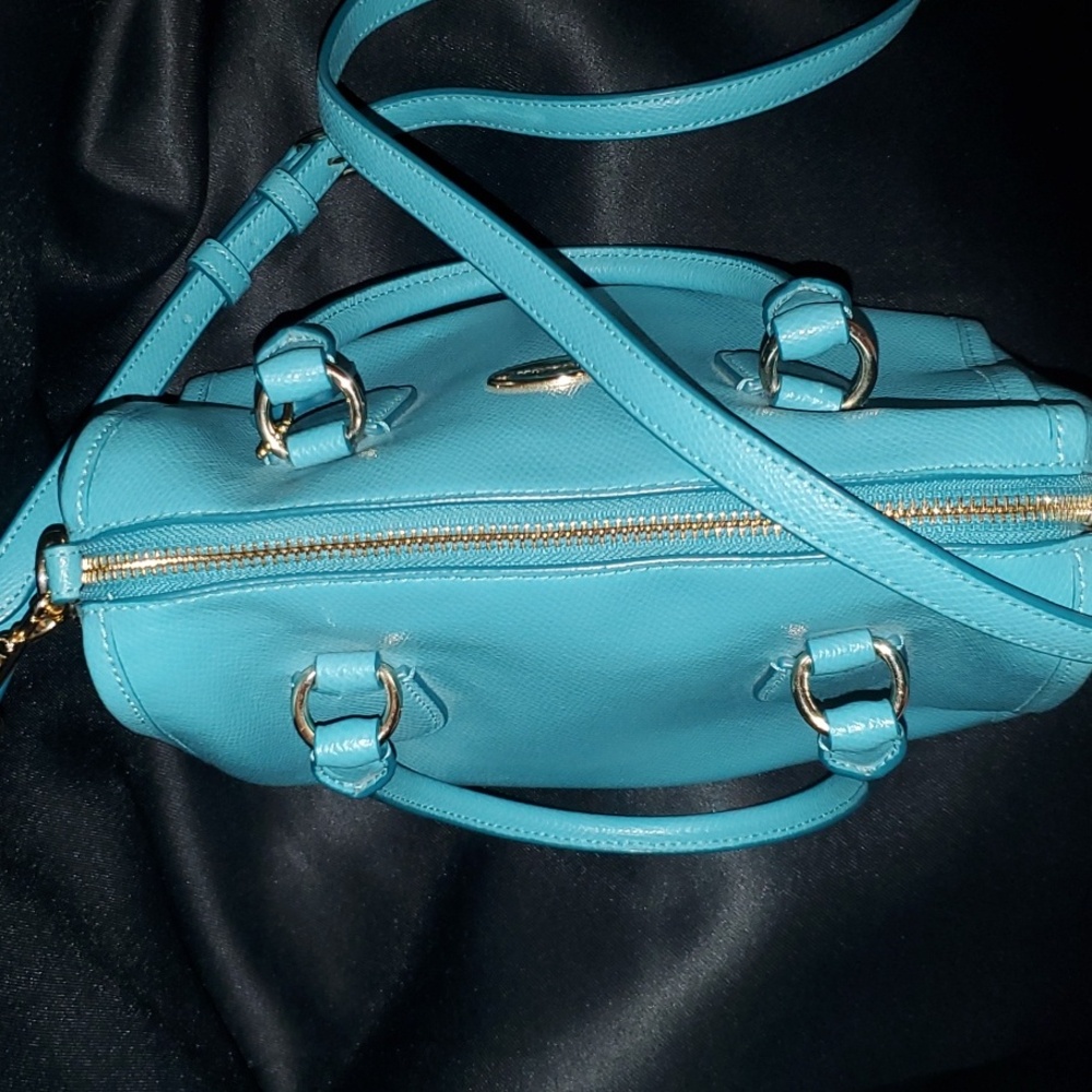 Coach bag styled with Crossbody also 2 in 1 bag lol - Picture 8 of 10